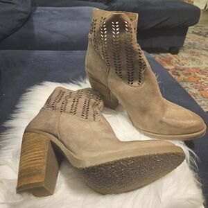 Muse & Cloud Tan Ankle Boots with Cutout Design size 9